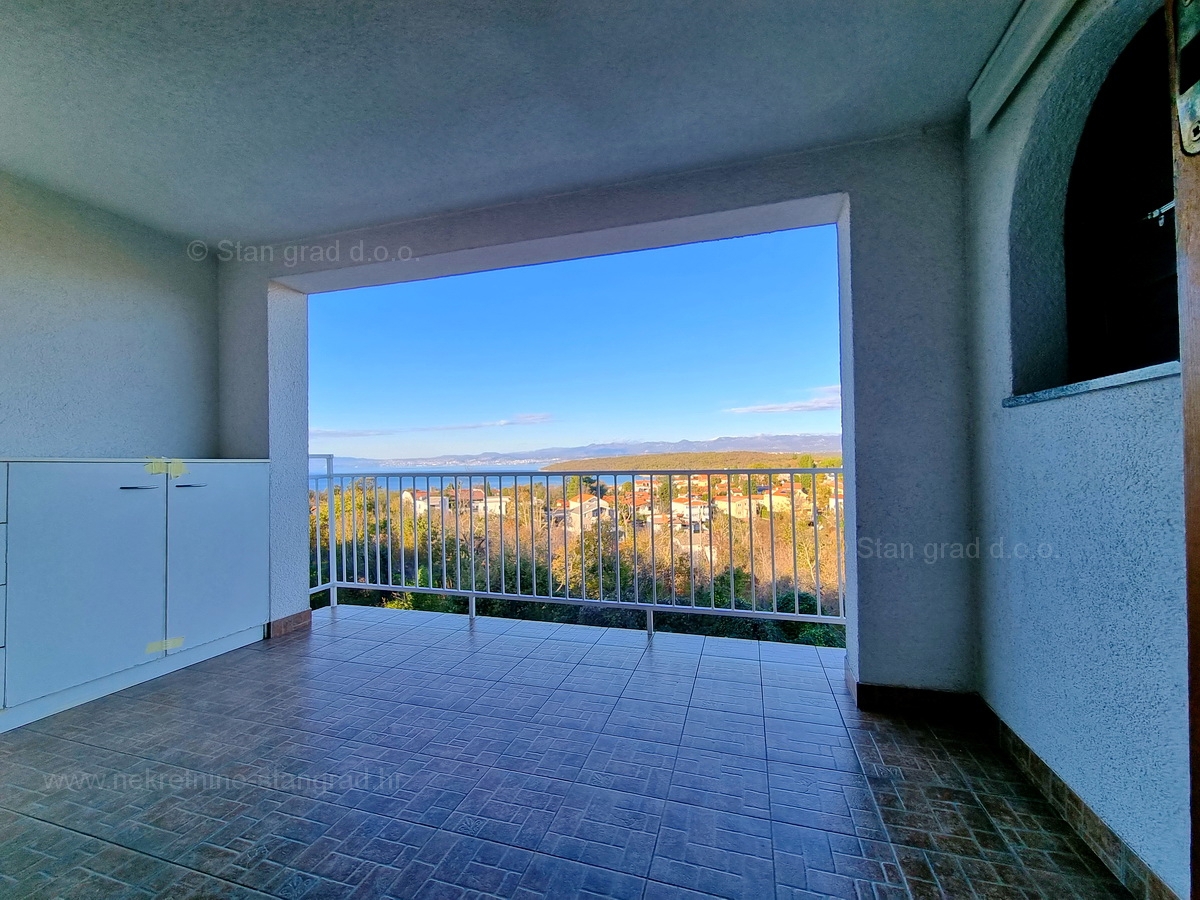 Njivice, opremljen apartma z veliko loggiom in odprtim pogledom na morje