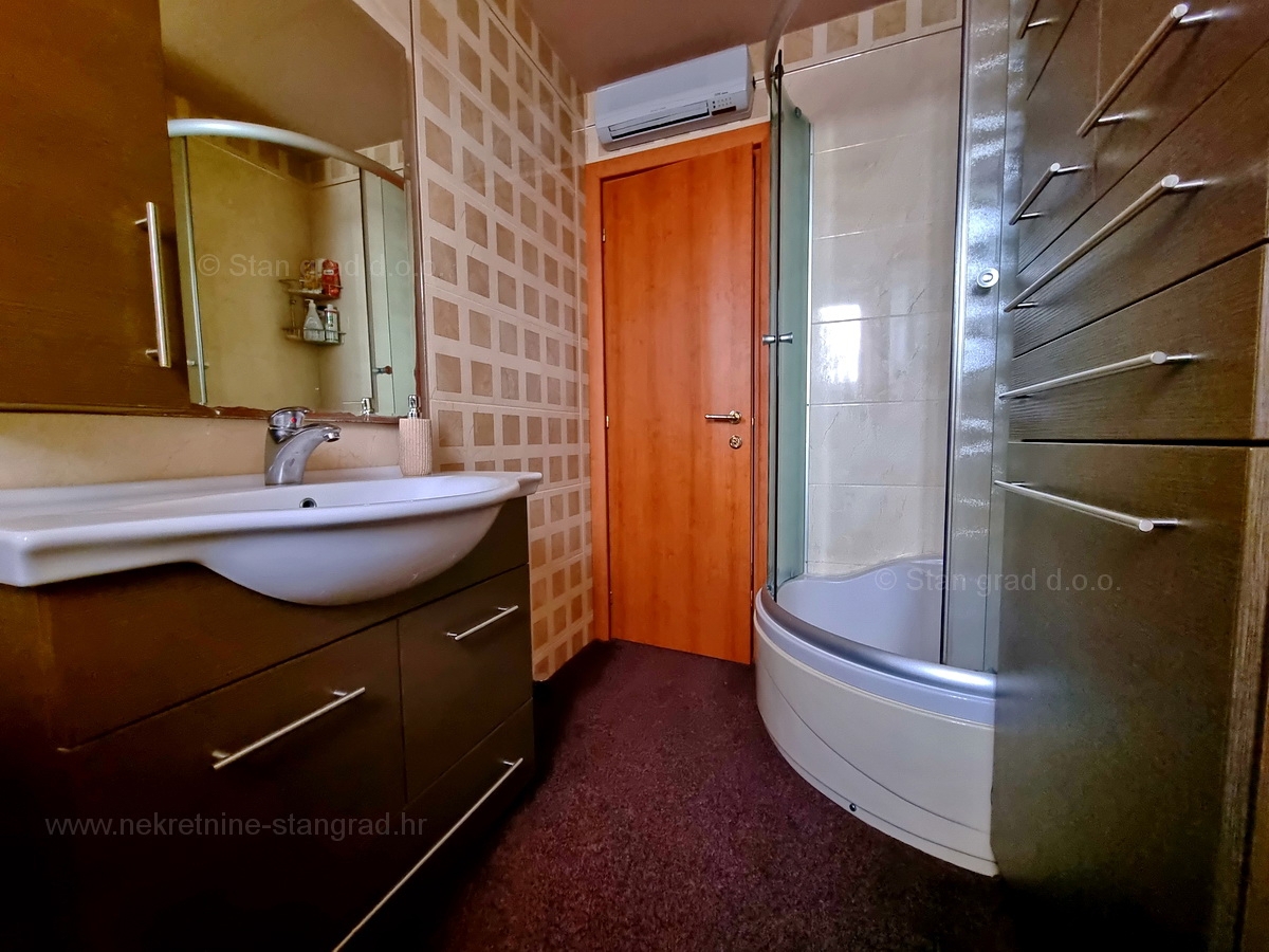 Njivice, opremljen apartma z veliko loggiom in odprtim pogledom na morje