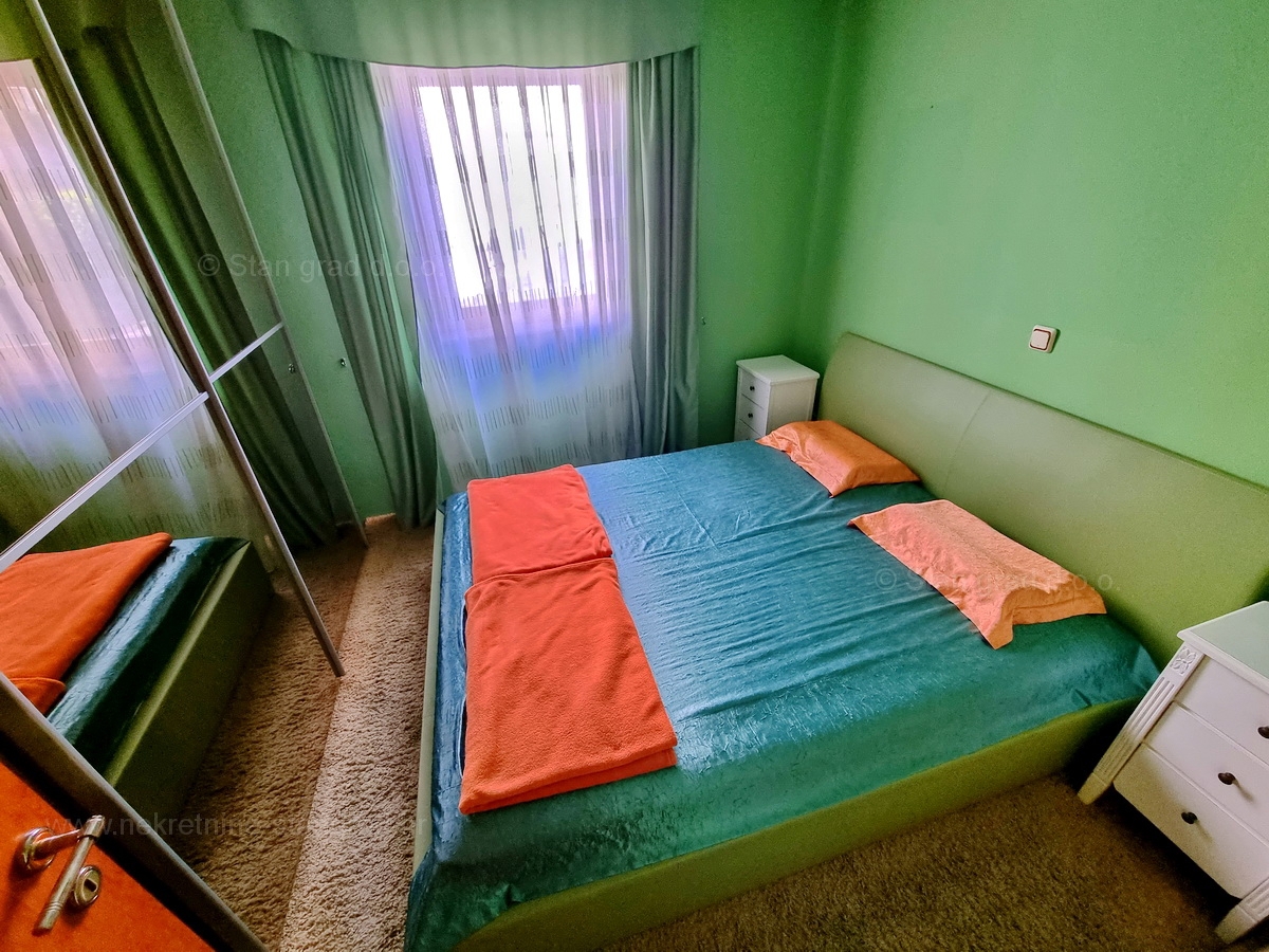 Njivice, opremljen apartma z veliko loggiom in odprtim pogledom na morje
