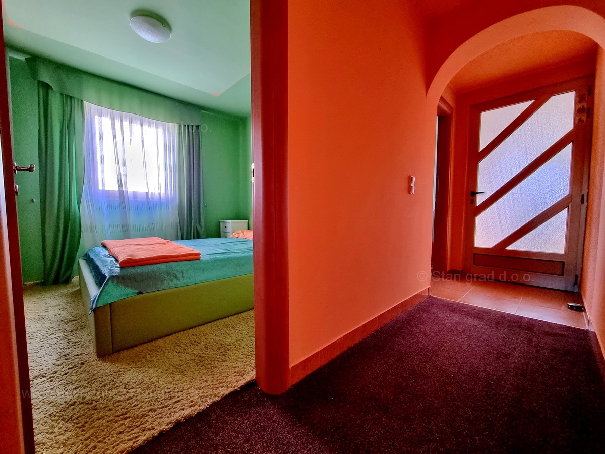 Njivice, opremljen apartma z veliko loggiom in odprtim pogledom na morje