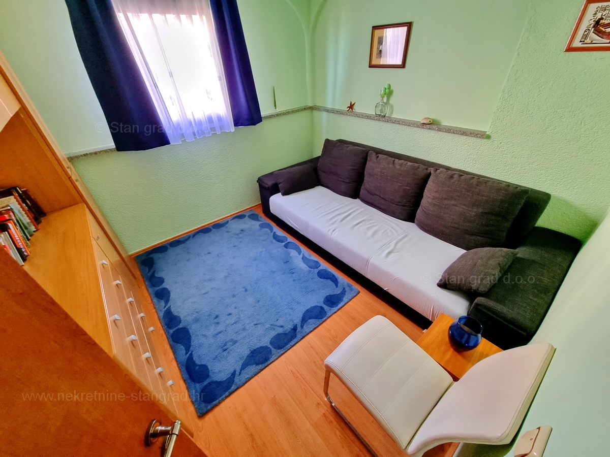Njivice, opremljen apartma z veliko loggiom in odprtim pogledom na morje