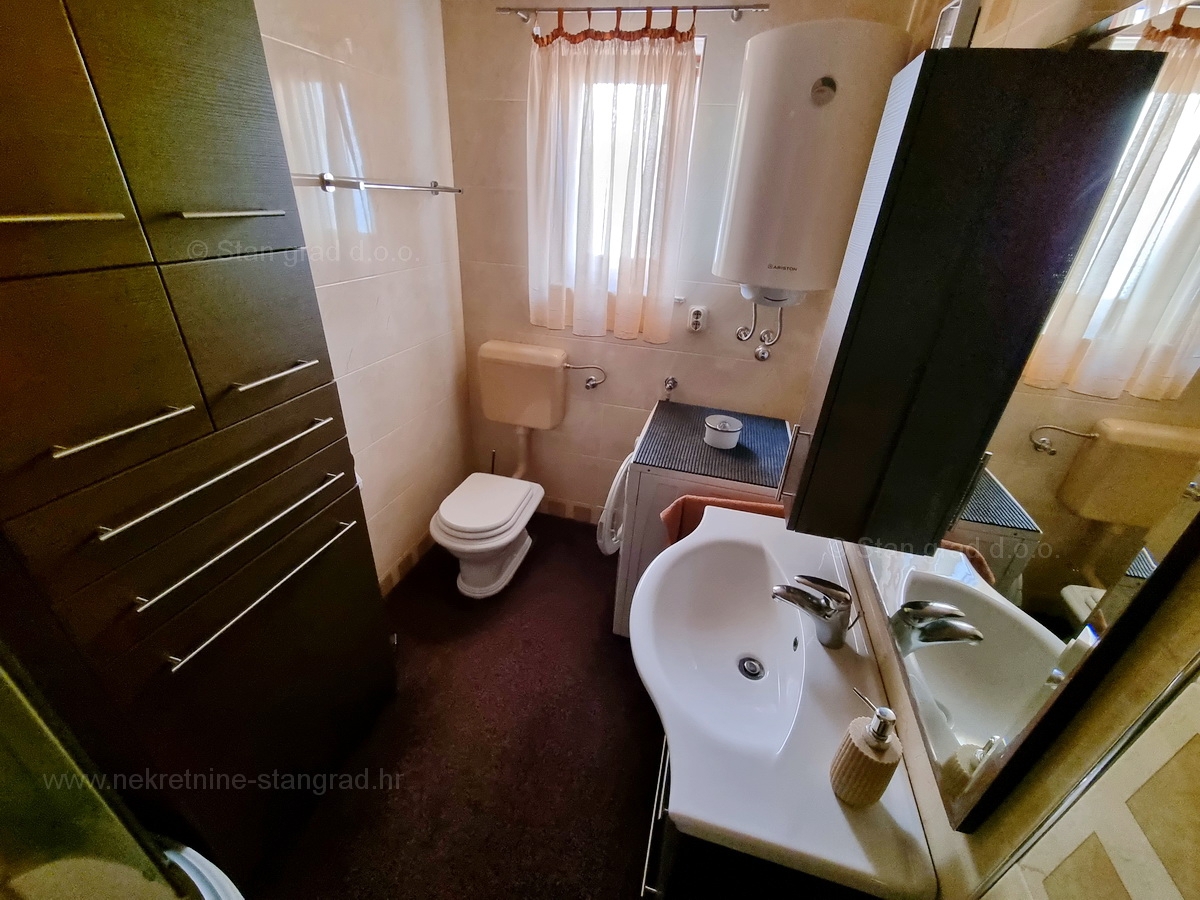 Njivice, opremljen apartma z veliko loggiom in odprtim pogledom na morje