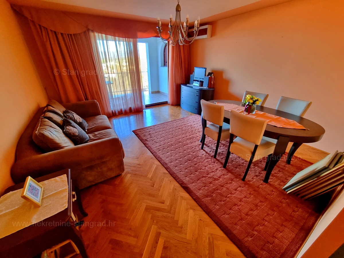 Njivice, opremljen apartma z veliko loggiom in odprtim pogledom na morje