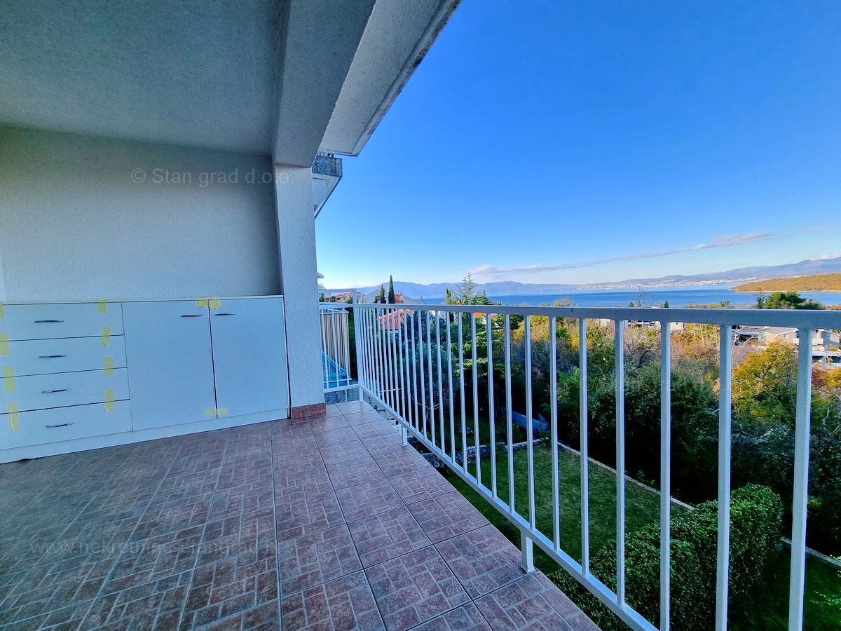 Njivice, opremljen apartma z veliko loggiom in odprtim pogledom na morje