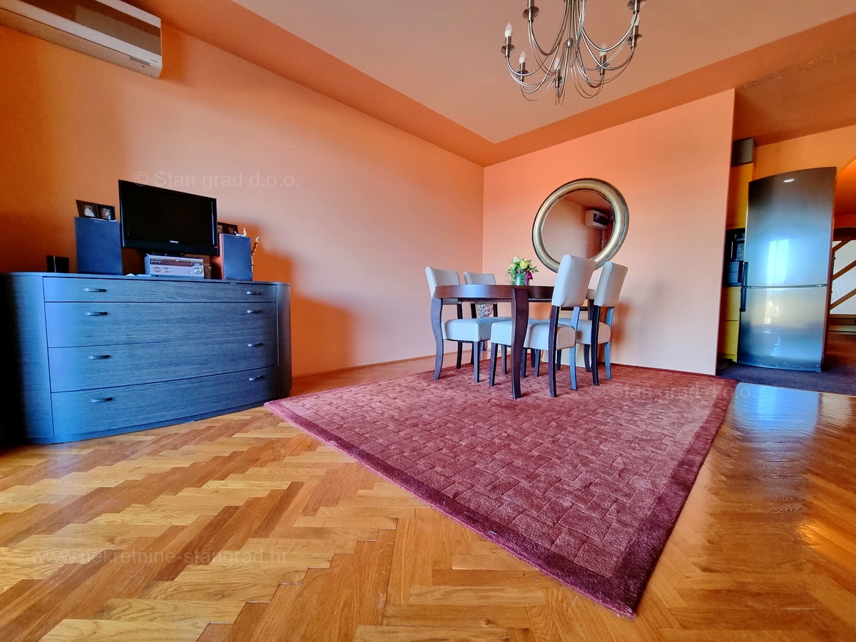 Njivice, opremljen apartma z veliko loggiom in odprtim pogledom na morje