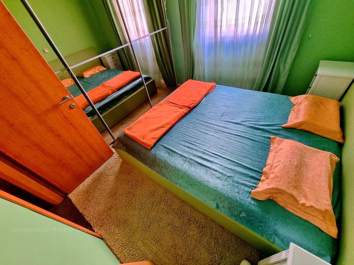 Njivice, opremljen apartma z veliko loggiom in odprtim pogledom na morje