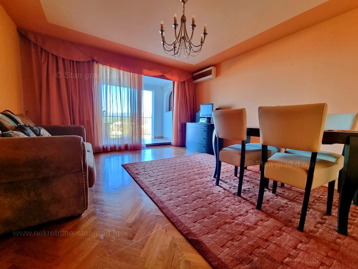 Njivice, opremljen apartma z veliko loggiom in odprtim pogledom na morje