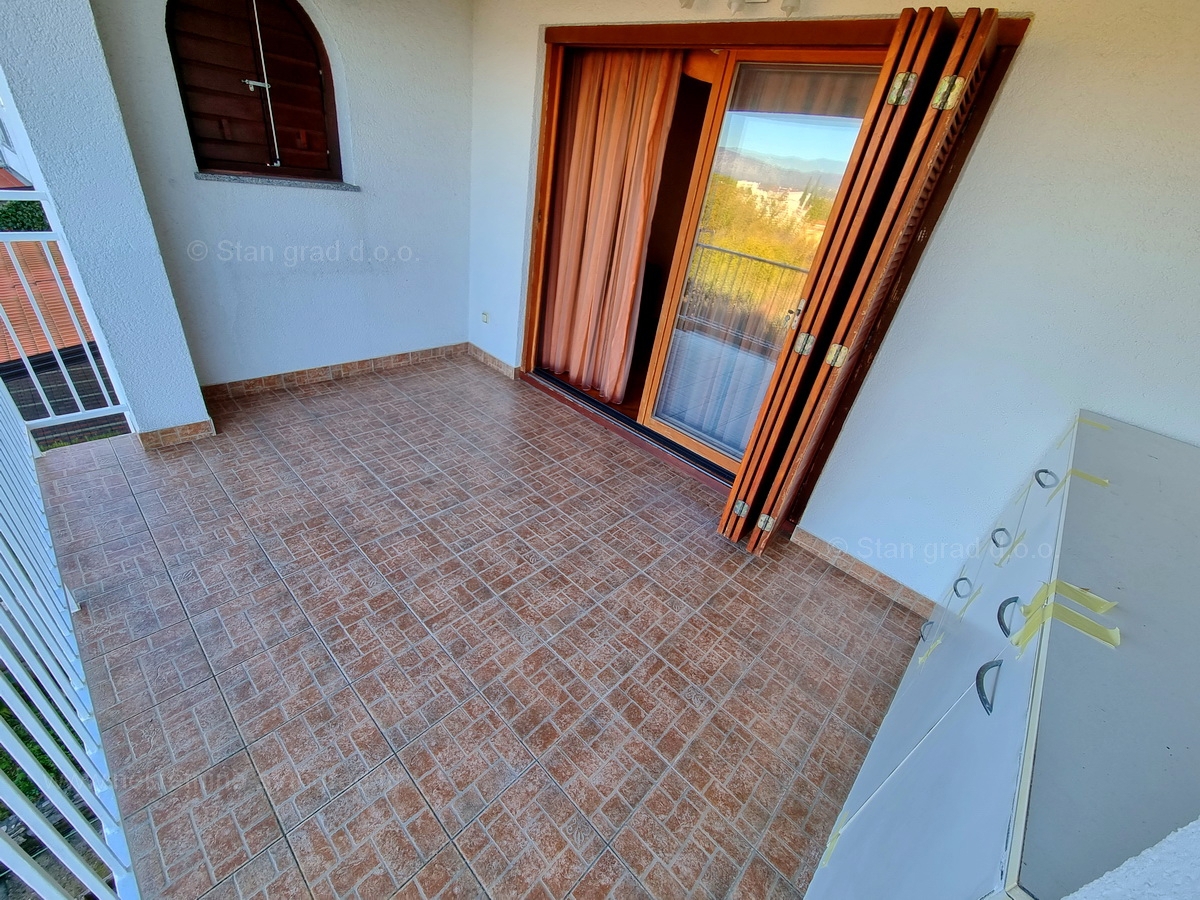 Njivice, opremljen apartma z veliko loggiom in odprtim pogledom na morje
