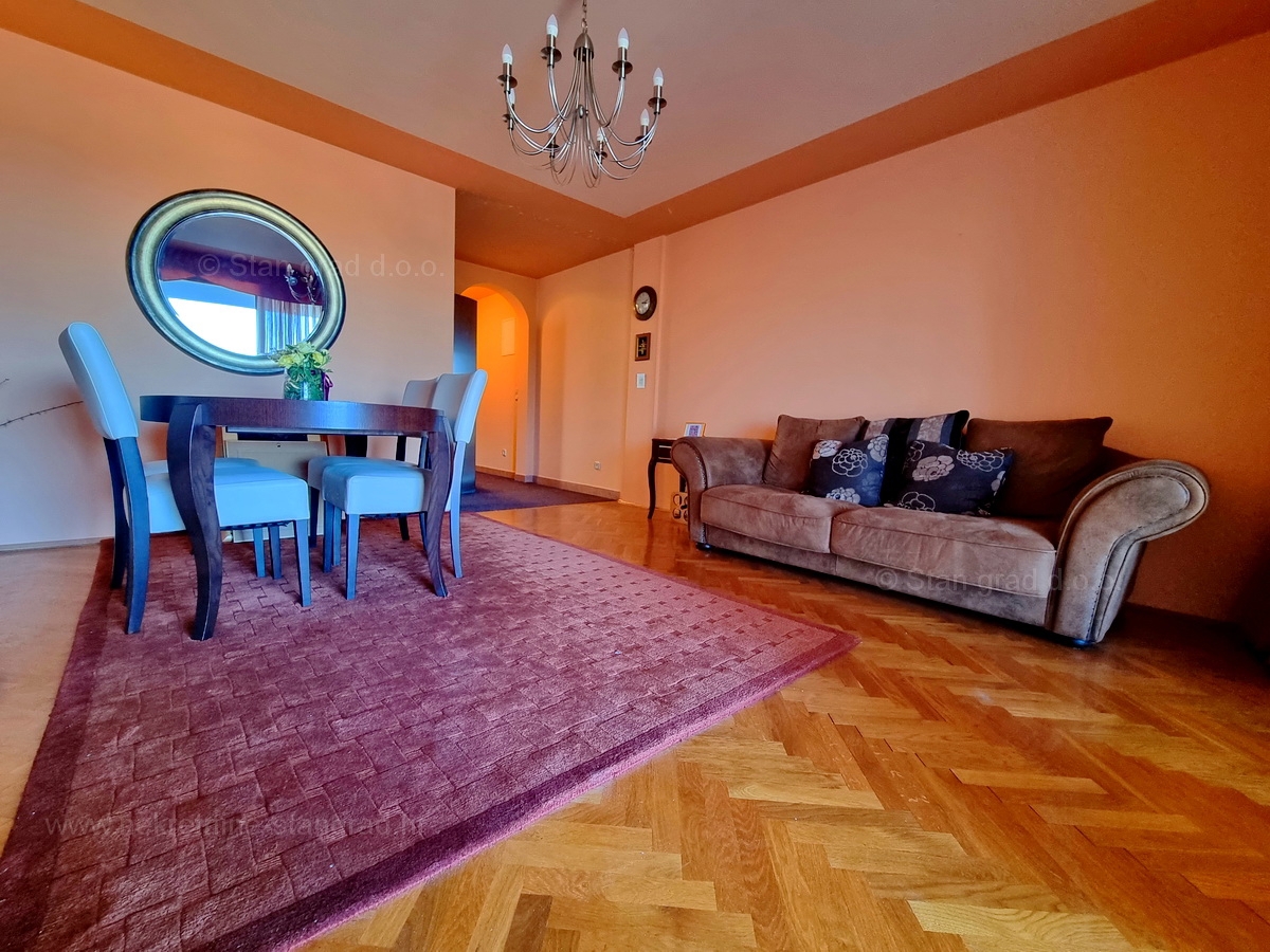 Njivice, opremljen apartma z veliko loggiom in odprtim pogledom na morje