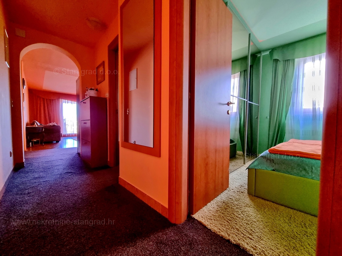 Njivice, opremljen apartma z veliko loggiom in odprtim pogledom na morje