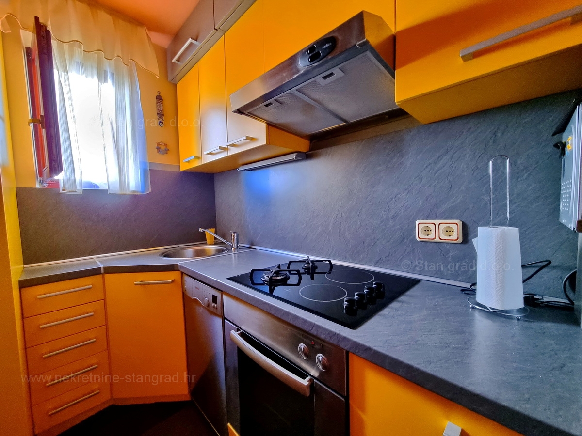 Njivice, opremljen apartma z veliko loggiom in odprtim pogledom na morje