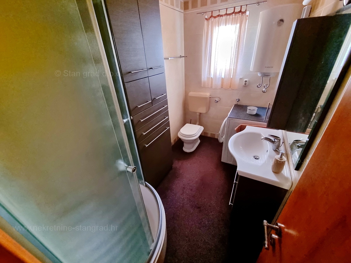 Njivice, opremljen apartma z veliko loggiom in odprtim pogledom na morje