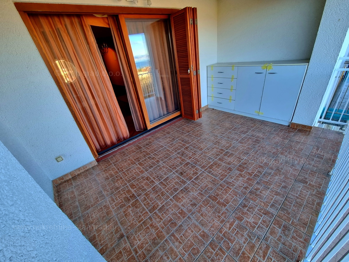 Njivice, opremljen apartma z veliko loggiom in odprtim pogledom na morje