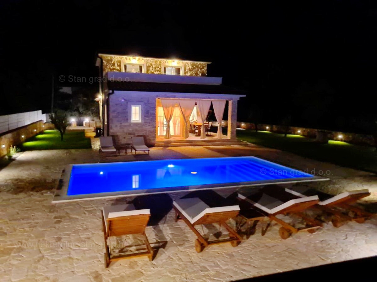Otok Krk, okolica Dobrinja, kamnita vila z bazenom in prostornim vrtom!