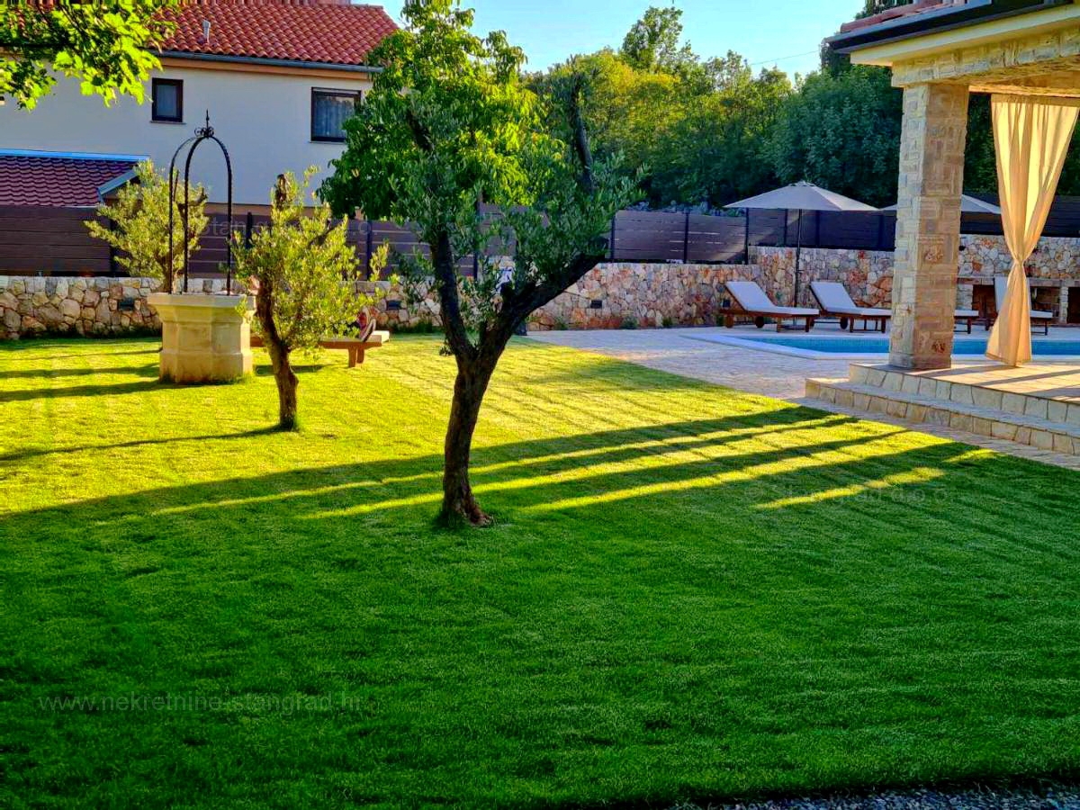 Otok Krk, okolica Dobrinja, kamnita vila z bazenom in prostornim vrtom!
