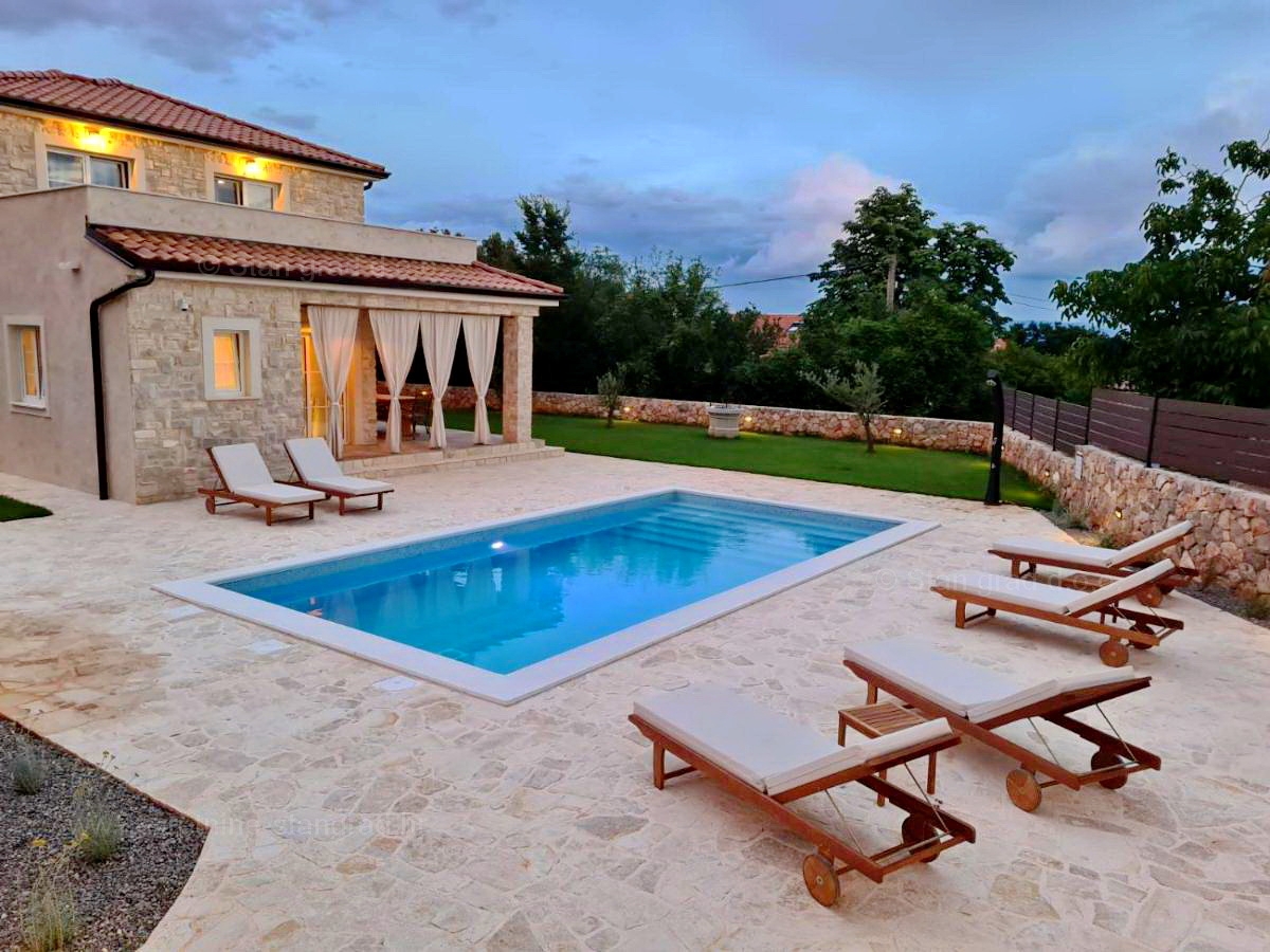 Otok Krk, okolica Dobrinja, kamnita vila z bazenom in prostornim vrtom!