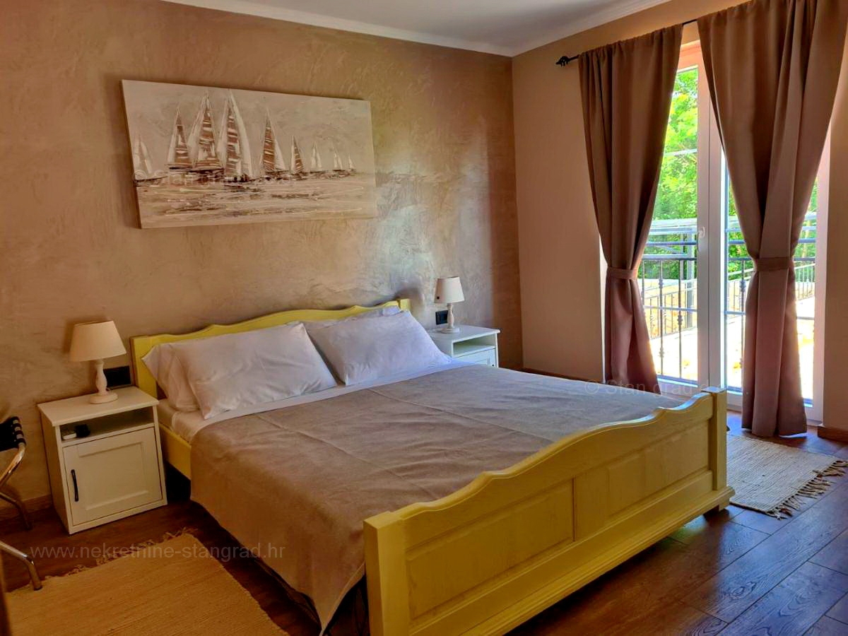 Otok Krk, okolica Dobrinja, kamnita vila z bazenom in prostornim vrtom!