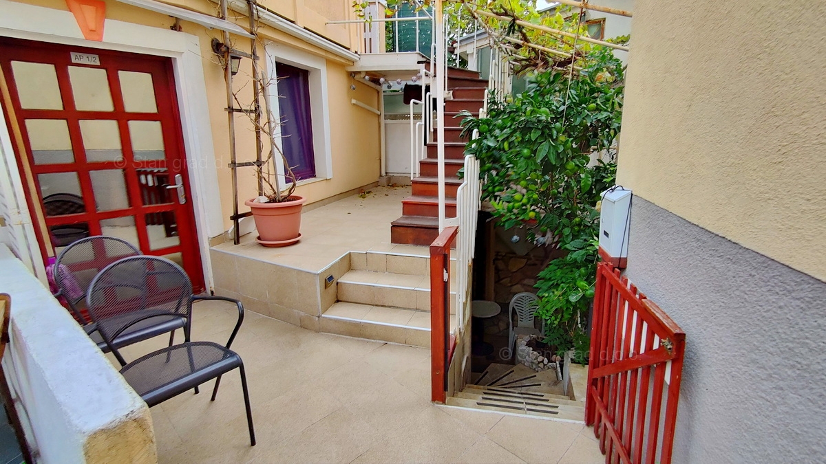Otok Krk, Vrbnik, vrstna hiša s tremi stanovanjskimi enotami, prodamo!