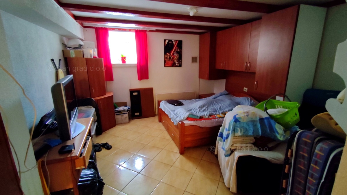 Otok Krk, Vrbnik, vrstna hiša s tremi stanovanjskimi enotami, prodamo!