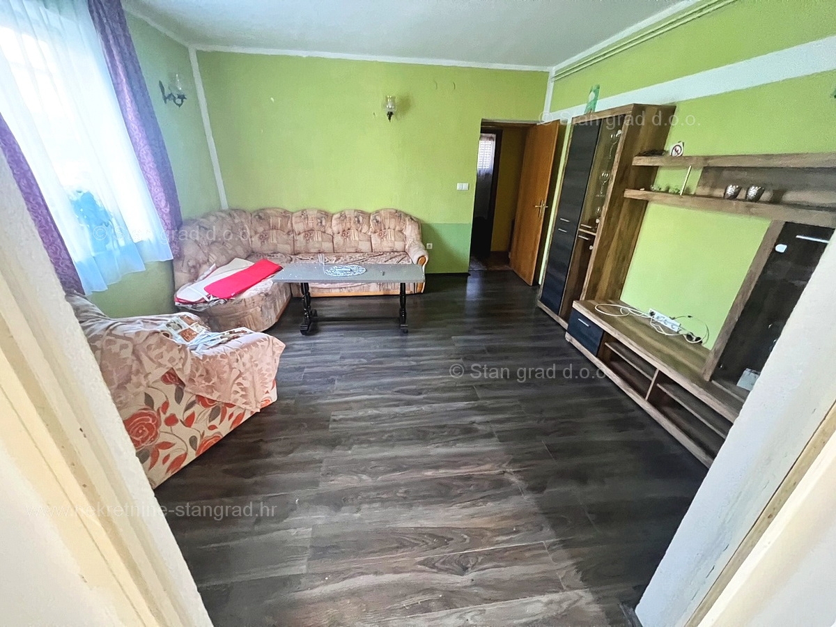 Okolica Krka, etaža družinske hiše v pritličju z vrtom!