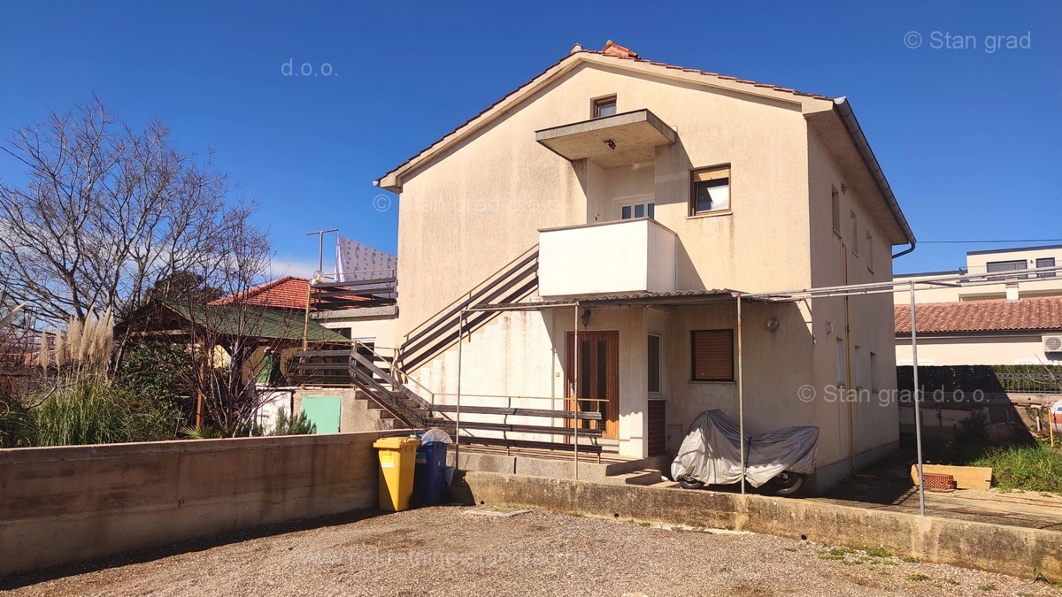 Okolica Krka, etaža družinske hiše v pritličju z vrtom!