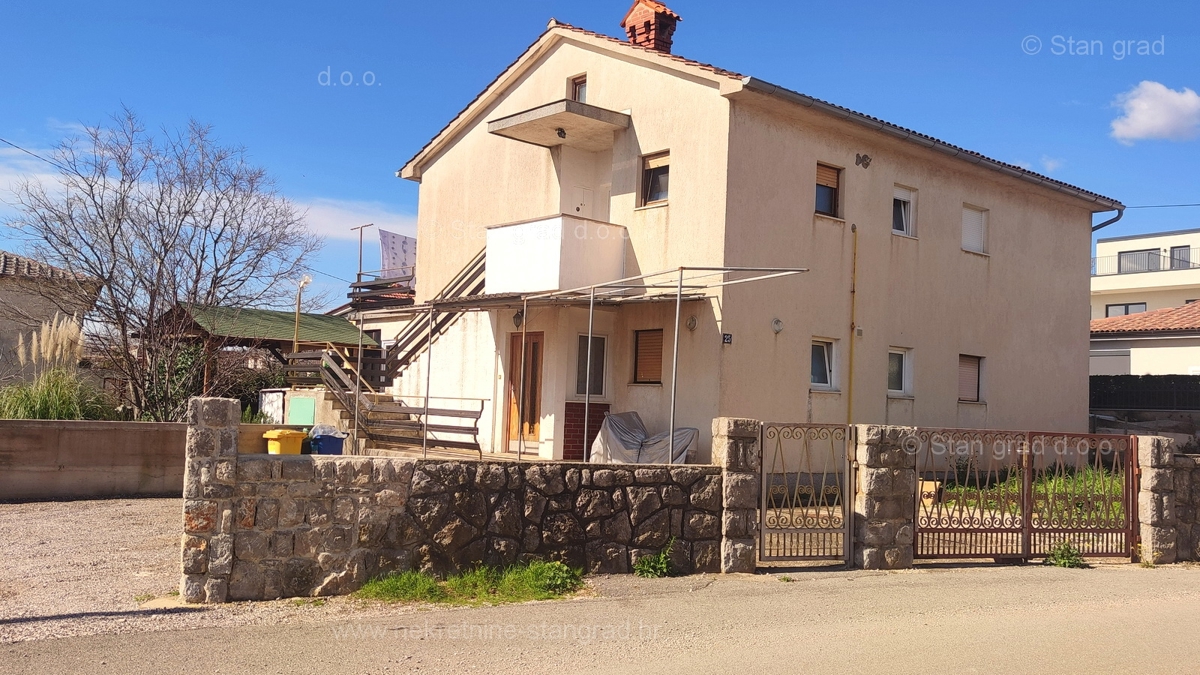 Okolica Krka, etaža družinske hiše v pritličju z vrtom!
