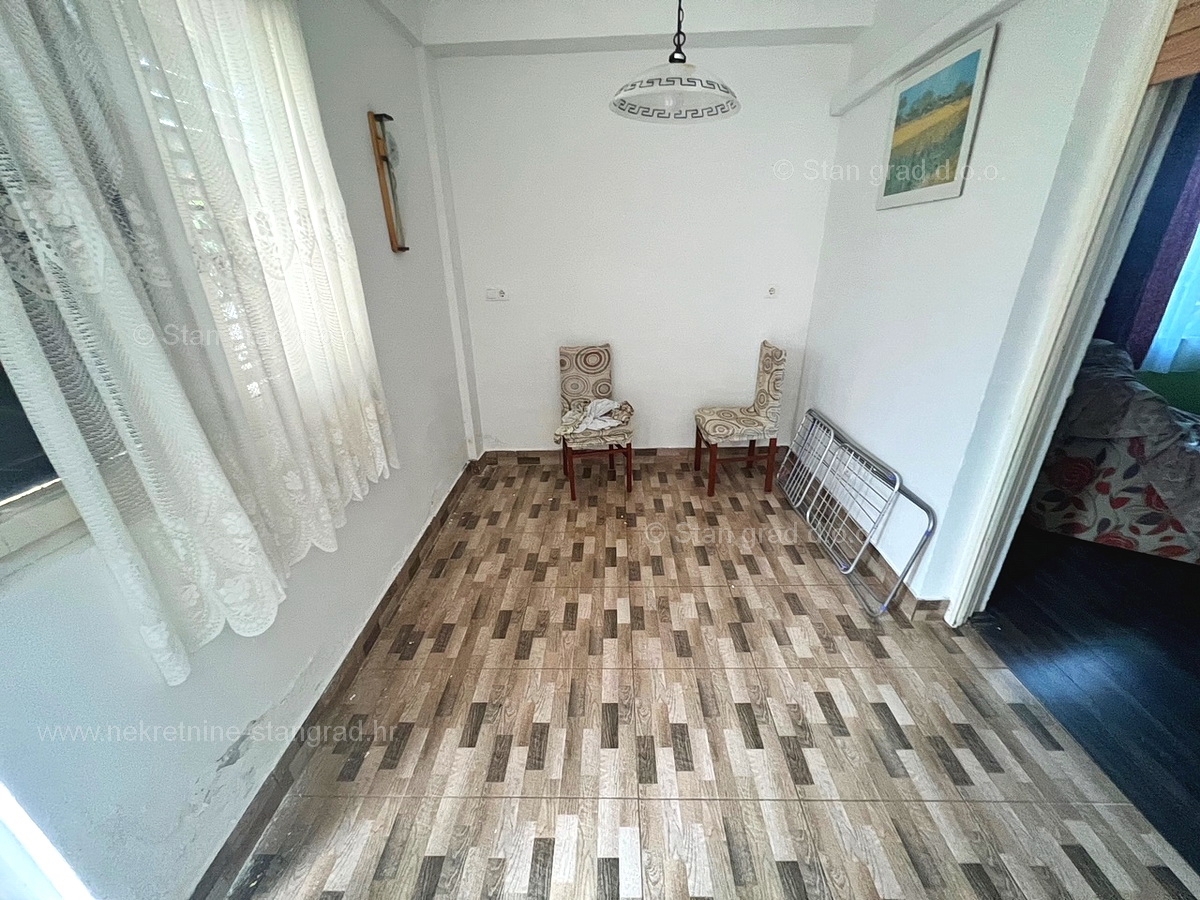 Okolica Krka, etaža družinske hiše v pritličju z vrtom!