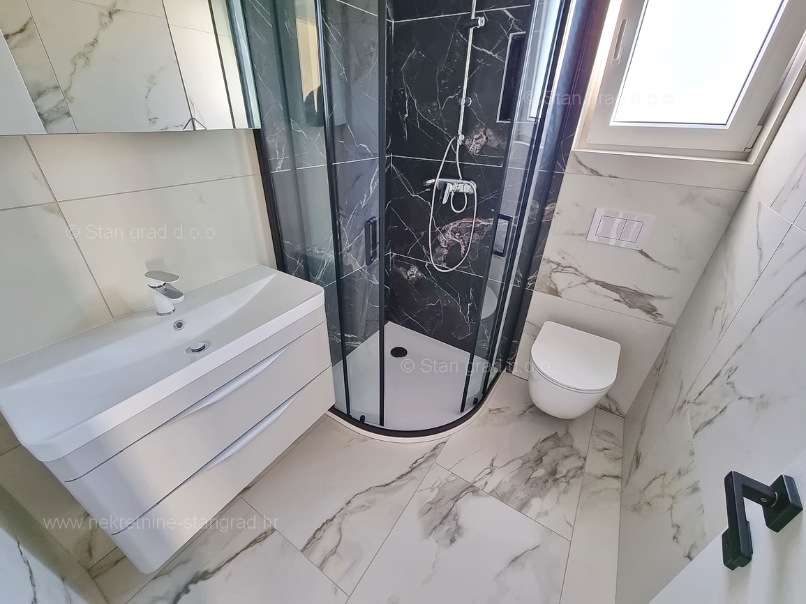 Uvala Soline, novogradnja, apartma v 1. nadstropju s pogledom na morje, prodamo!