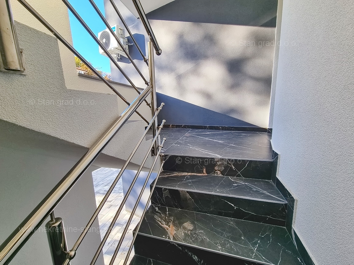 Uvala Soline, novogradnja, apartma v 1. nadstropju s pogledom na morje, prodamo!