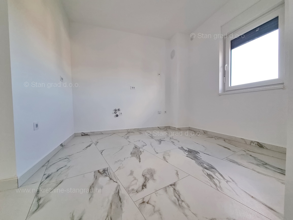 Uvala Soline, novogradnja, apartma v 1. nadstropju s pogledom na morje, prodamo!