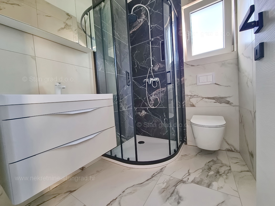 Uvala Soline, novogradnja, apartma v 1. nadstropju s pogledom na morje, prodamo!