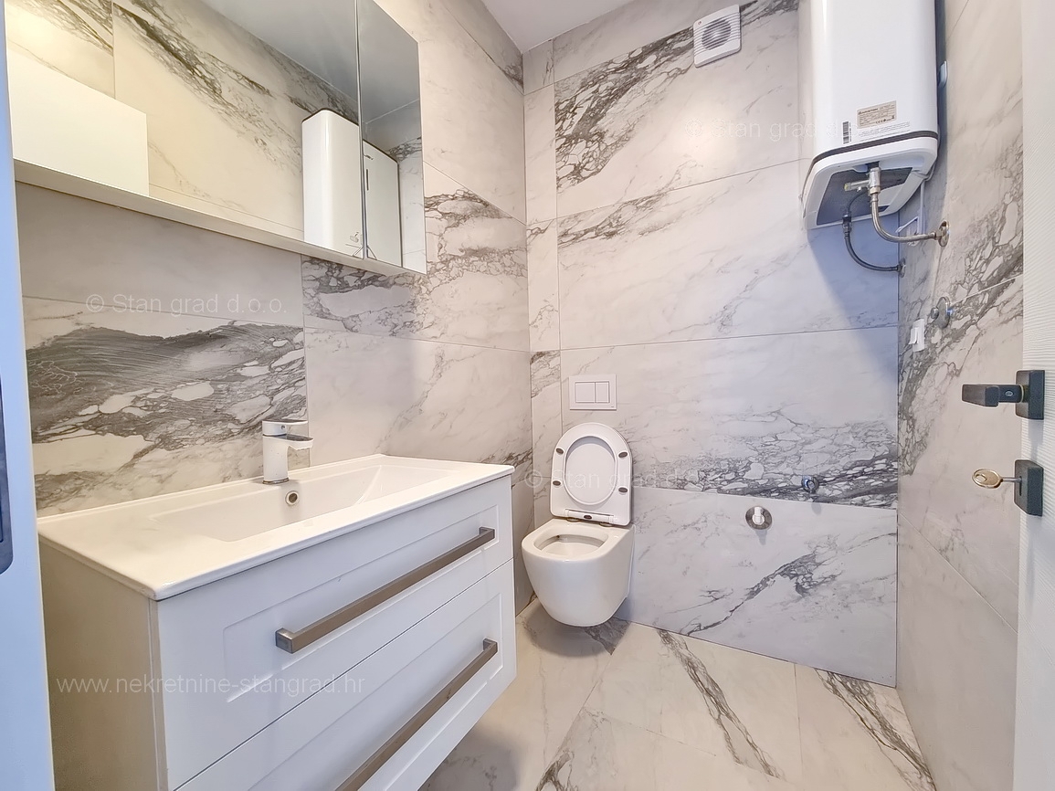 Uvala Soline, novogradnja, apartma v 1. nadstropju s pogledom na morje, prodamo!