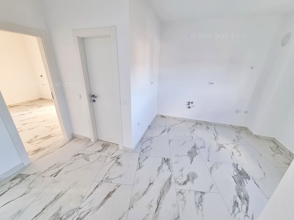 Uvala Soline, novogradnja, apartma v 1. nadstropju s pogledom na morje, prodamo!