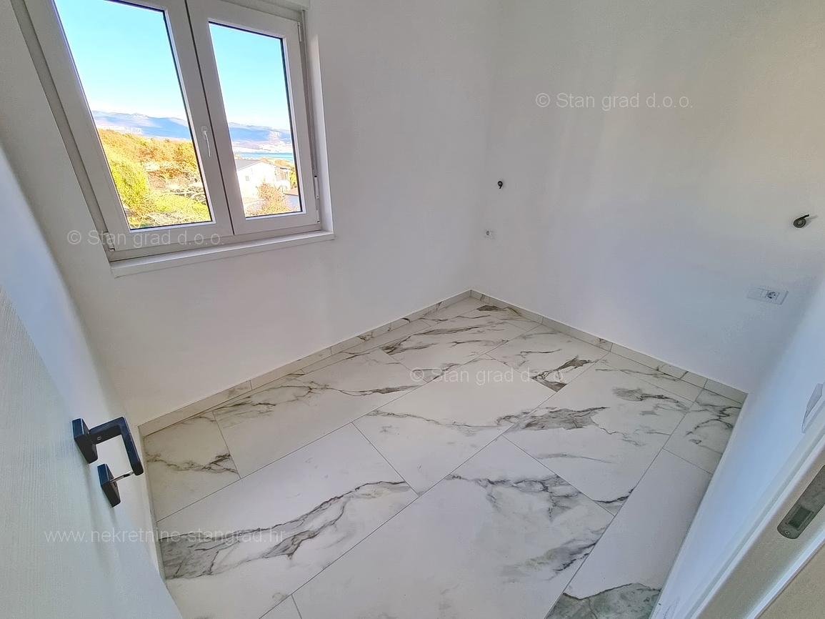 Uvala Soline, novogradnja, apartma v 1. nadstropju s pogledom na morje, prodamo!