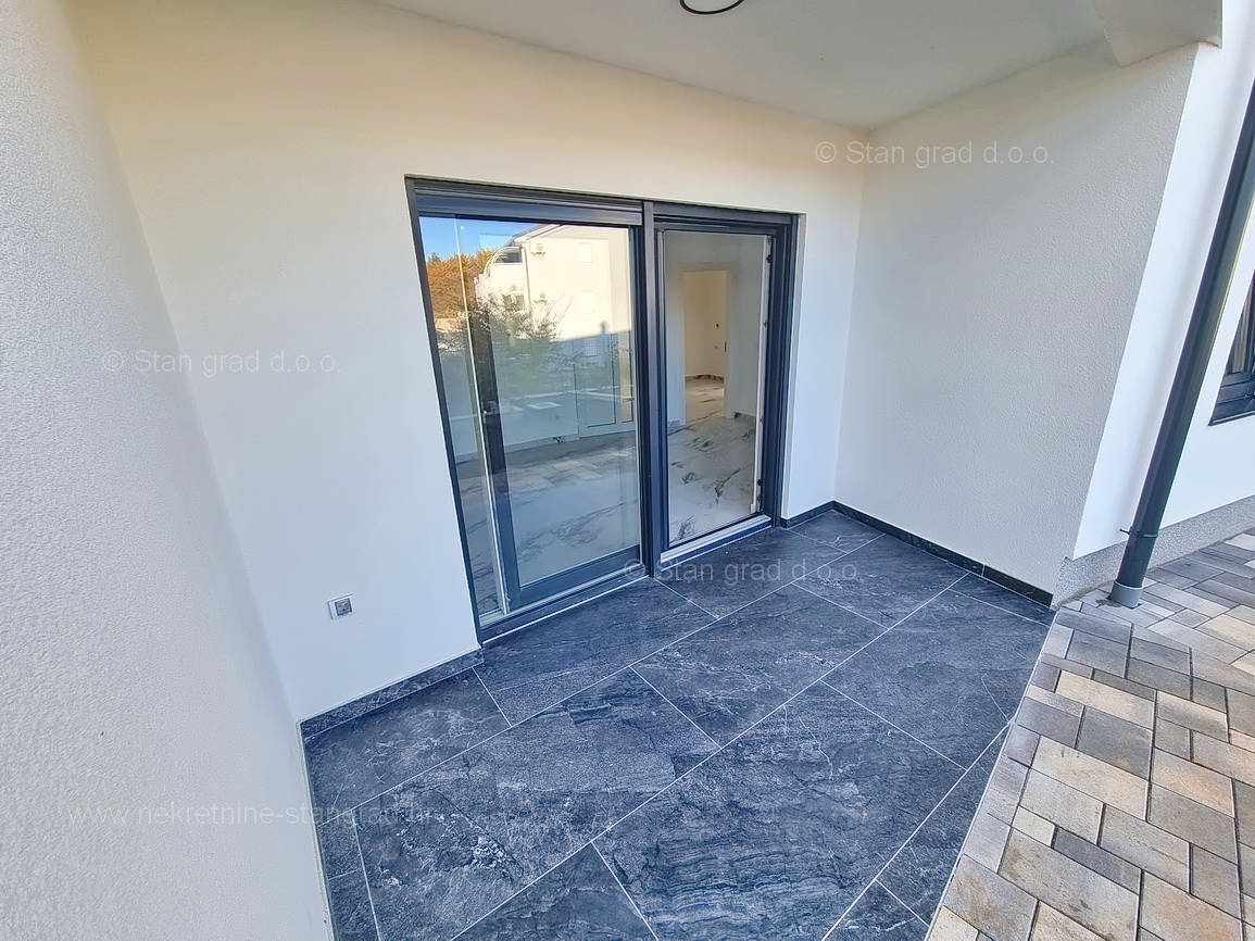 Uvala Soline, novogradnja, apartma v 1. nadstropju s pogledom na morje, prodamo!