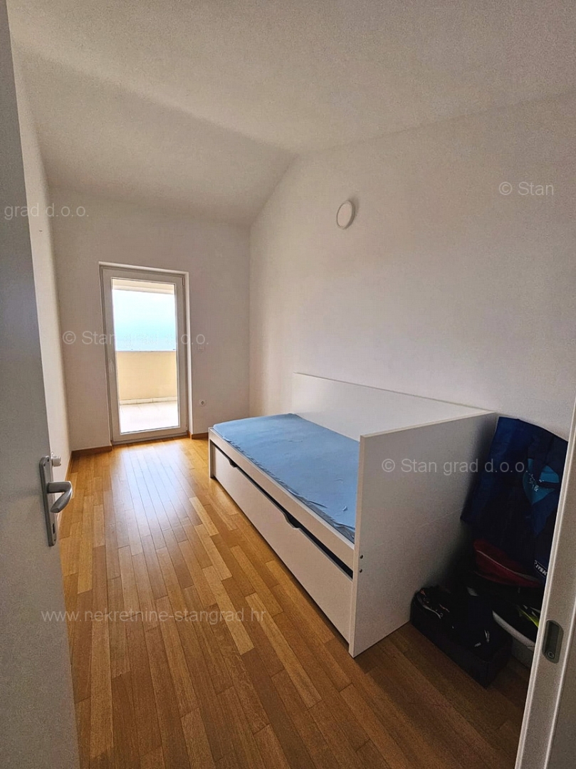 Malinska, dvoetažni apartma z odprtim pogledom na morje!