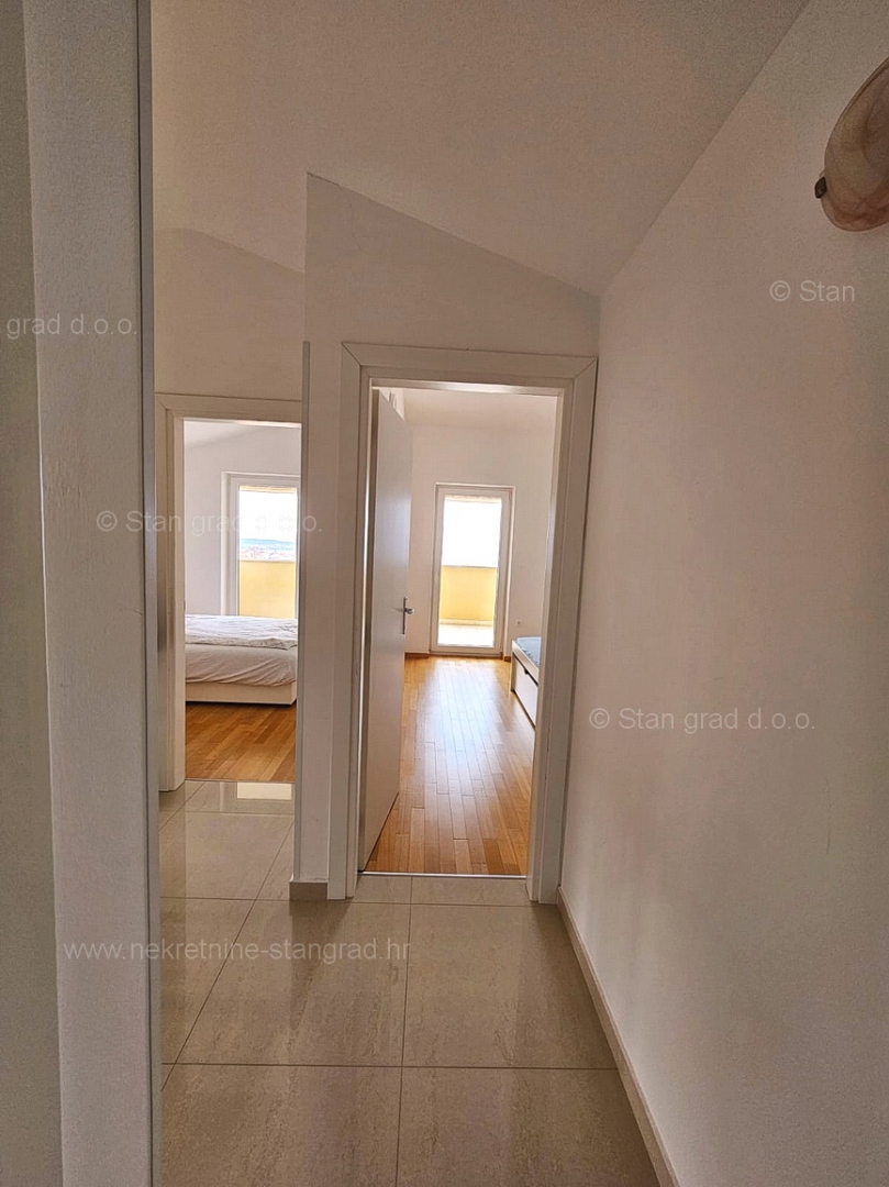 Malinska, dvoetažni apartma z odprtim pogledom na morje!