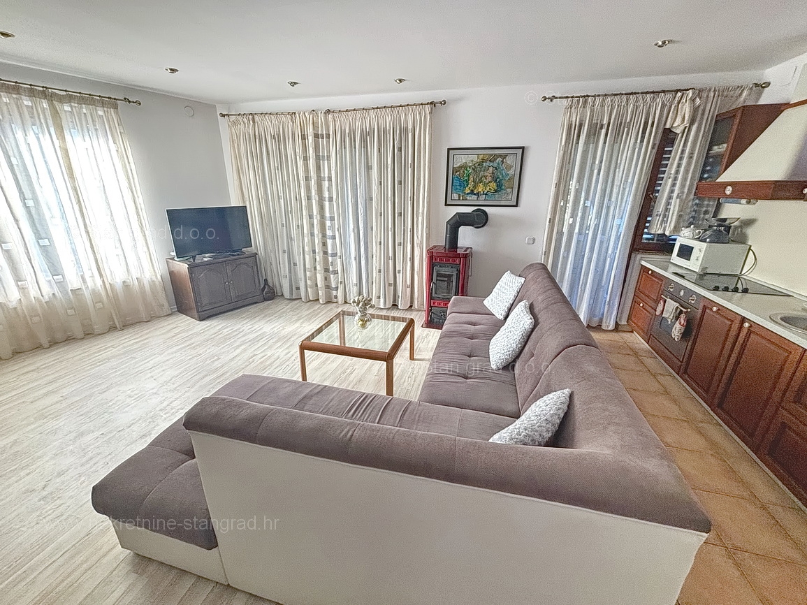 Malinska, pritlični apartma z vrtom na mirni lokaciji!