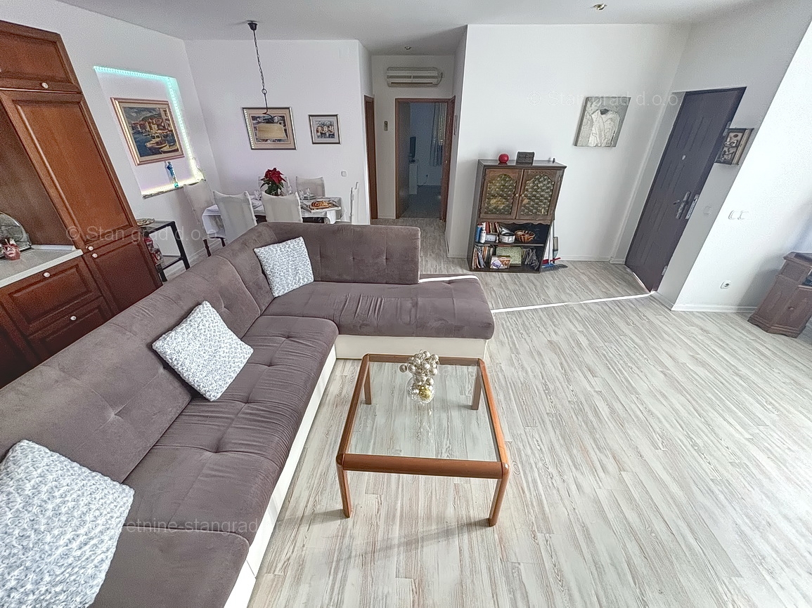 Malinska, pritlični apartma z vrtom na mirni lokaciji!