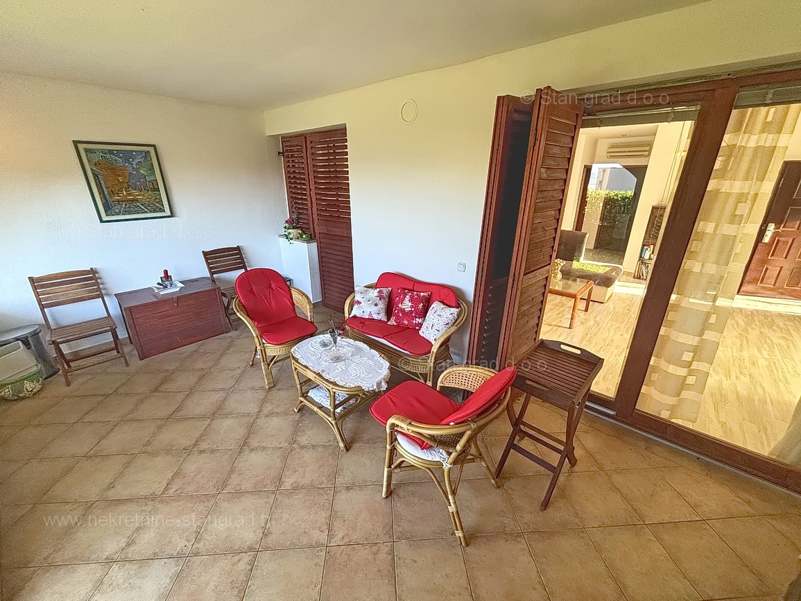 Malinska, pritlični apartma z vrtom na mirni lokaciji!
