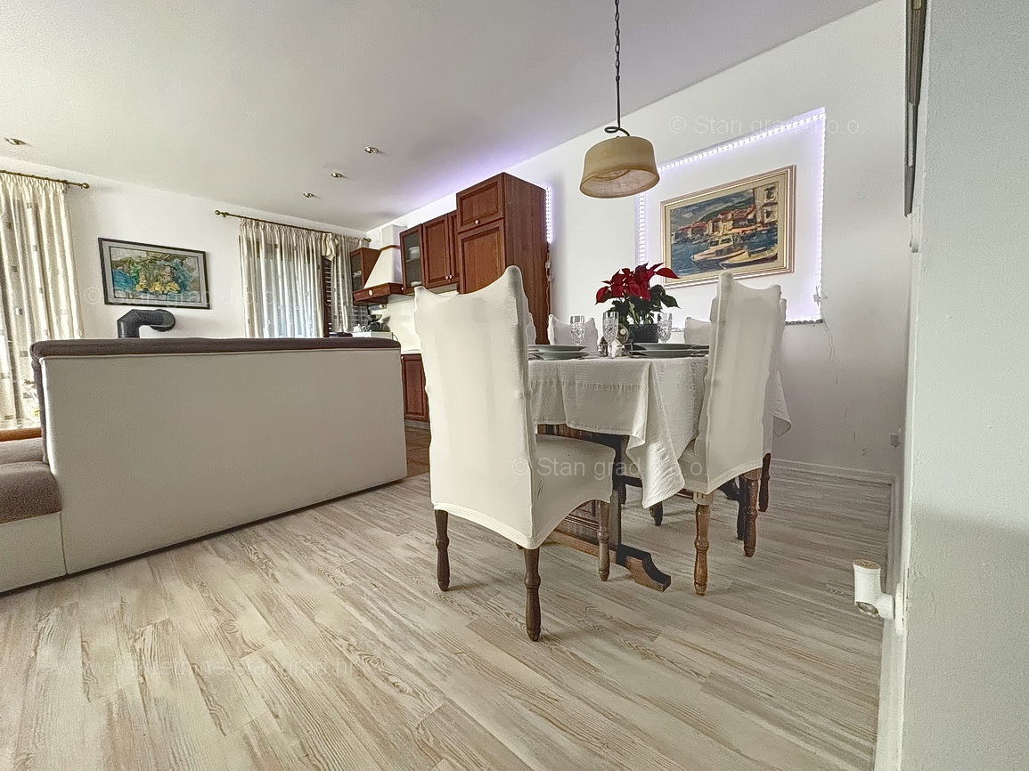 Malinska, pritlični apartma z vrtom na mirni lokaciji!