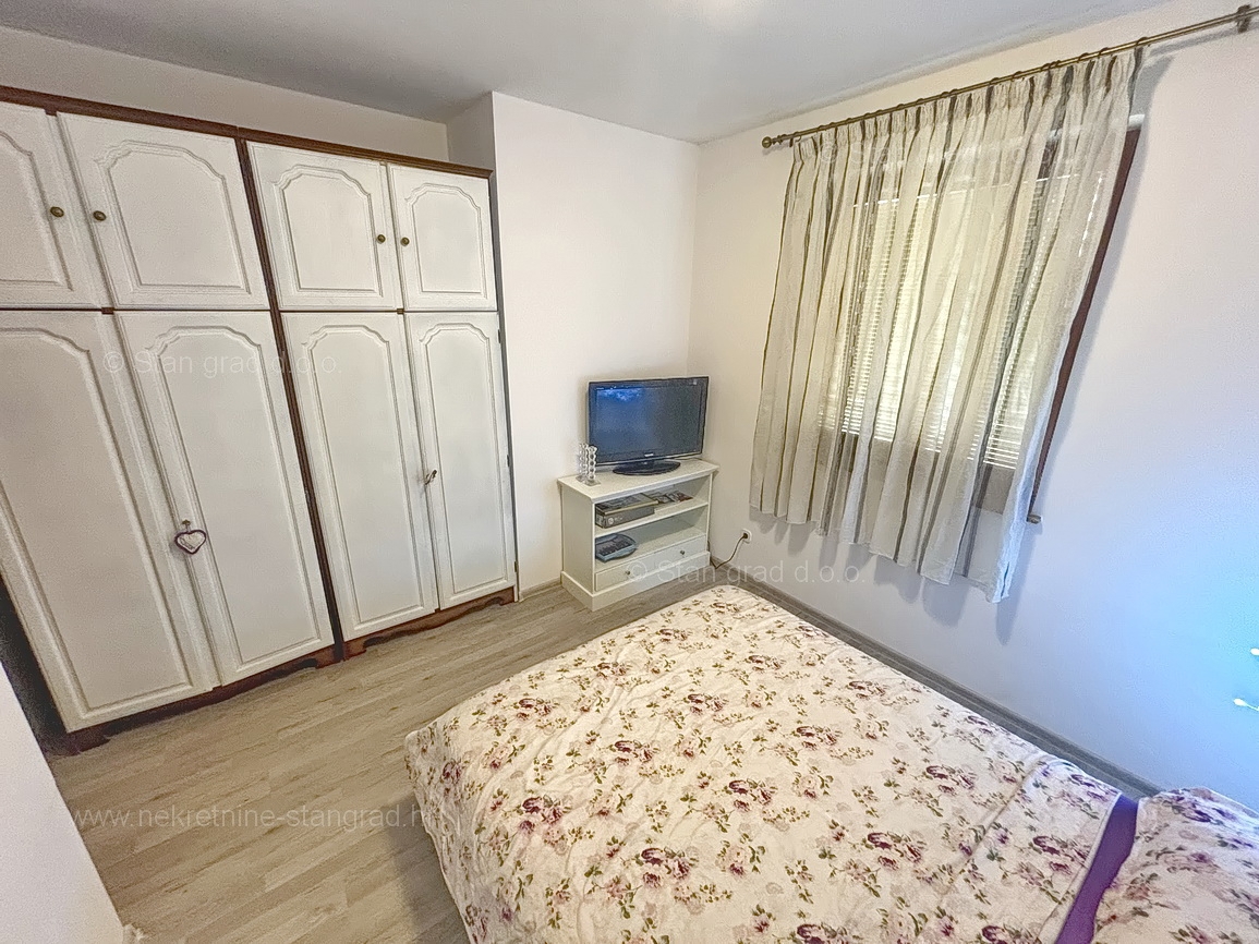 Malinska, pritlični apartma z vrtom na mirni lokaciji!