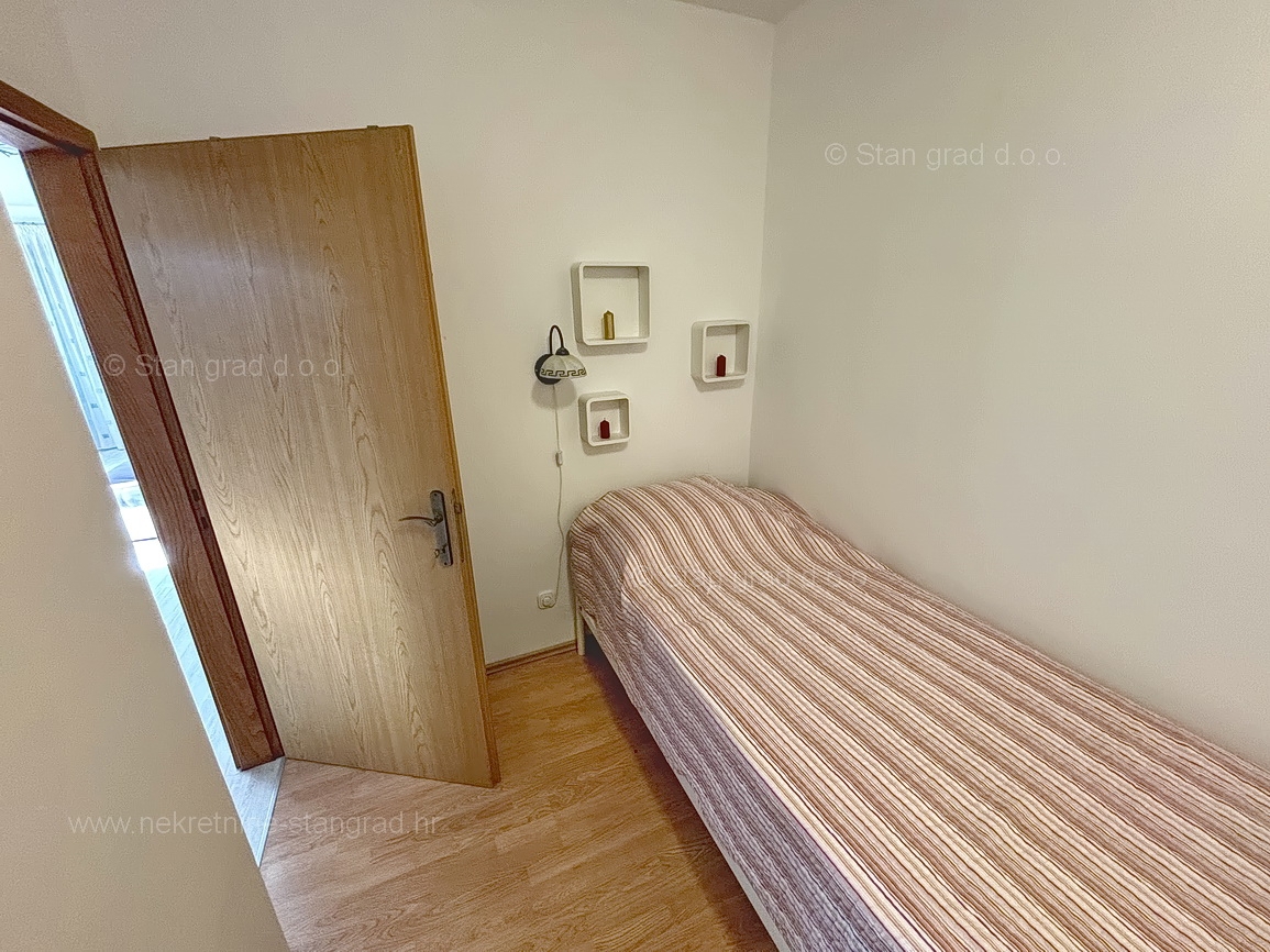 Malinska, pritlični apartma z vrtom na mirni lokaciji!