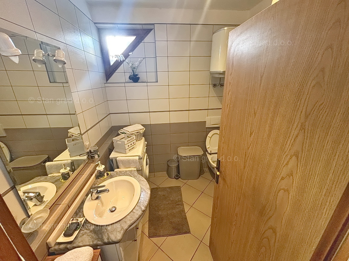 Malinska, pritlični apartma z vrtom na mirni lokaciji!