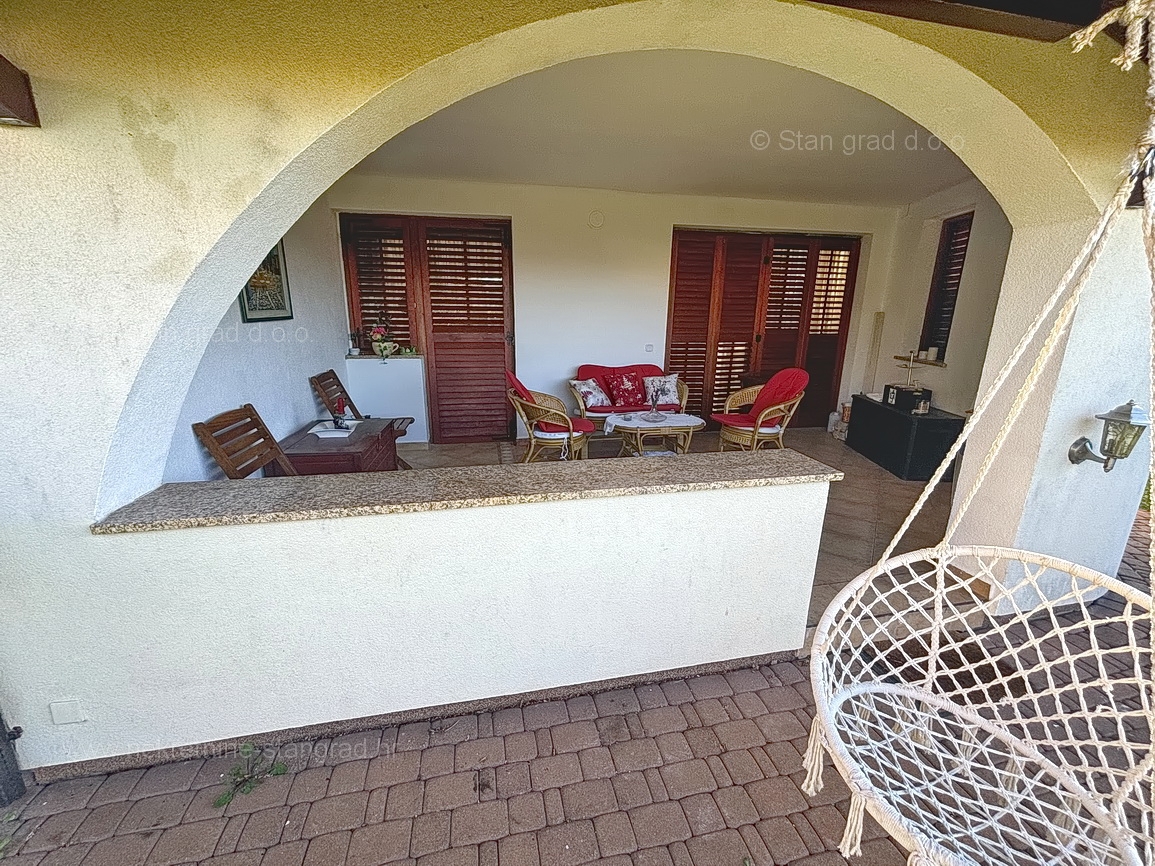 Malinska, pritlični apartma z vrtom na mirni lokaciji!