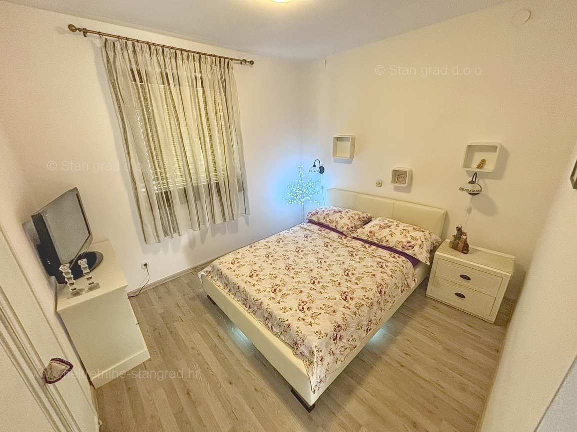 Malinska, pritlični apartma z vrtom na mirni lokaciji!