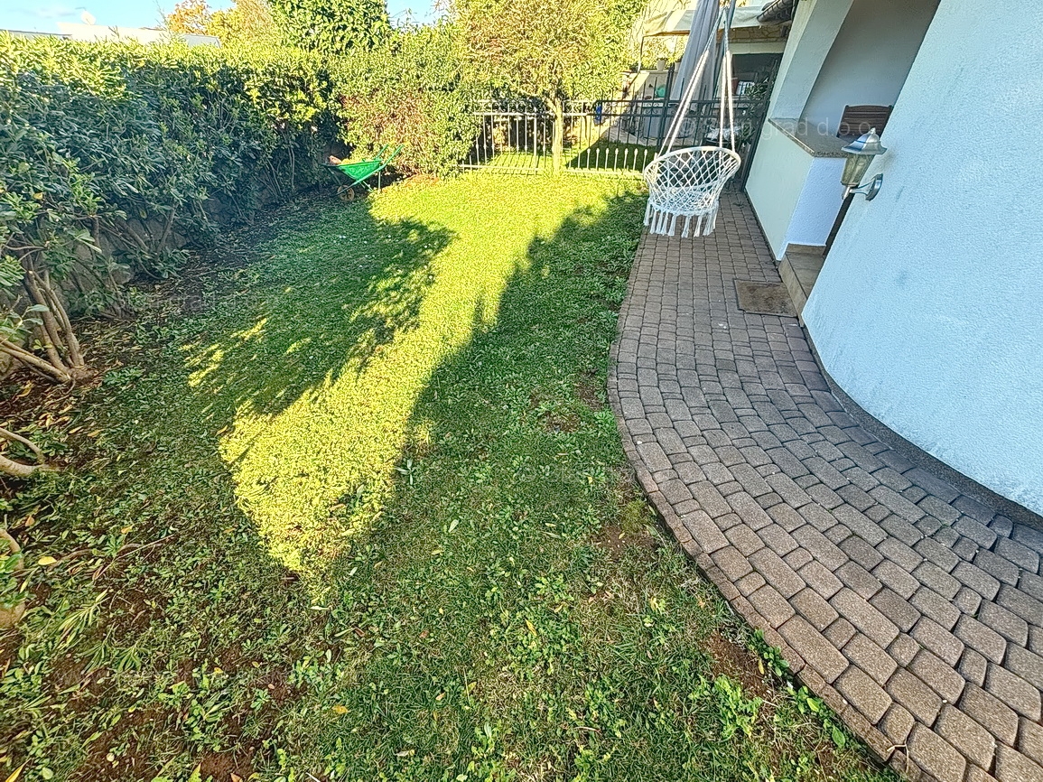 Malinska, pritlični apartma z vrtom na mirni lokaciji!