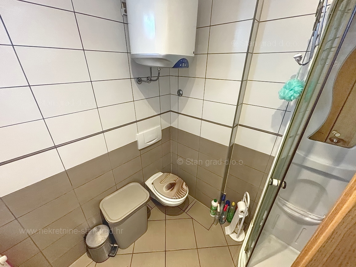 Malinska, pritlični apartma z vrtom na mirni lokaciji!
