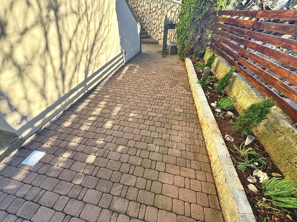 Malinska, pritlični apartma z vrtom na mirni lokaciji!