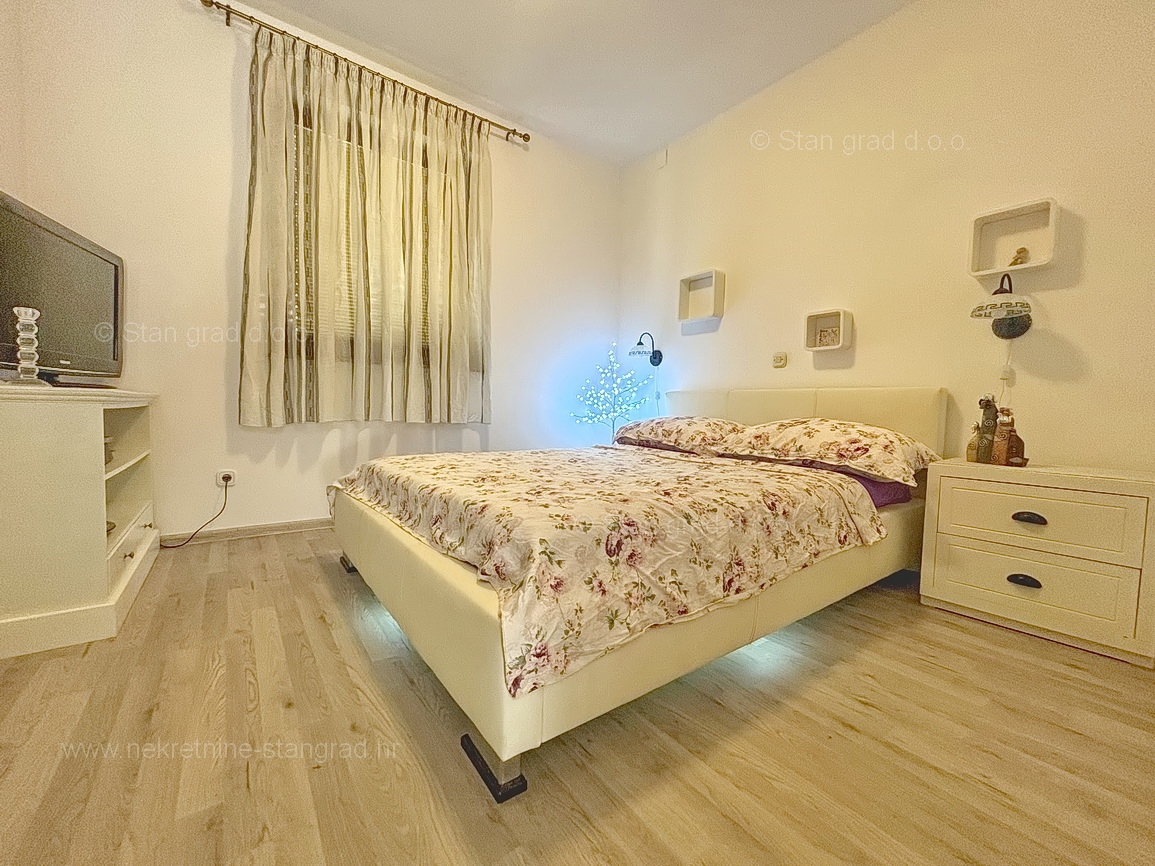 Malinska, pritlični apartma z vrtom na mirni lokaciji!